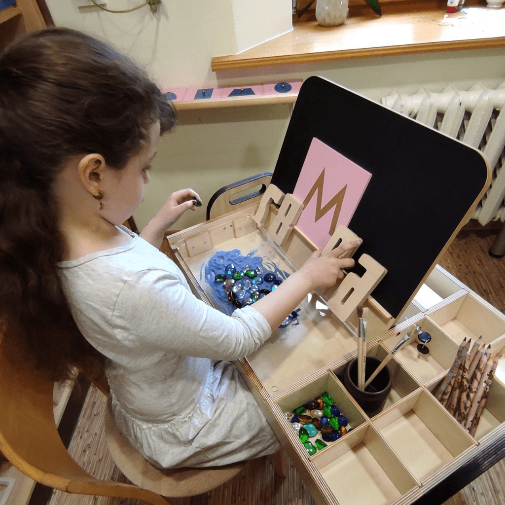 Ensemble Bureau & Chaise Évolutif "Julle" – Set Créatif & Sensoriel (2 - 10 ans) - Rose Framboise en | Decoração Tinitto – Fabrication européenne