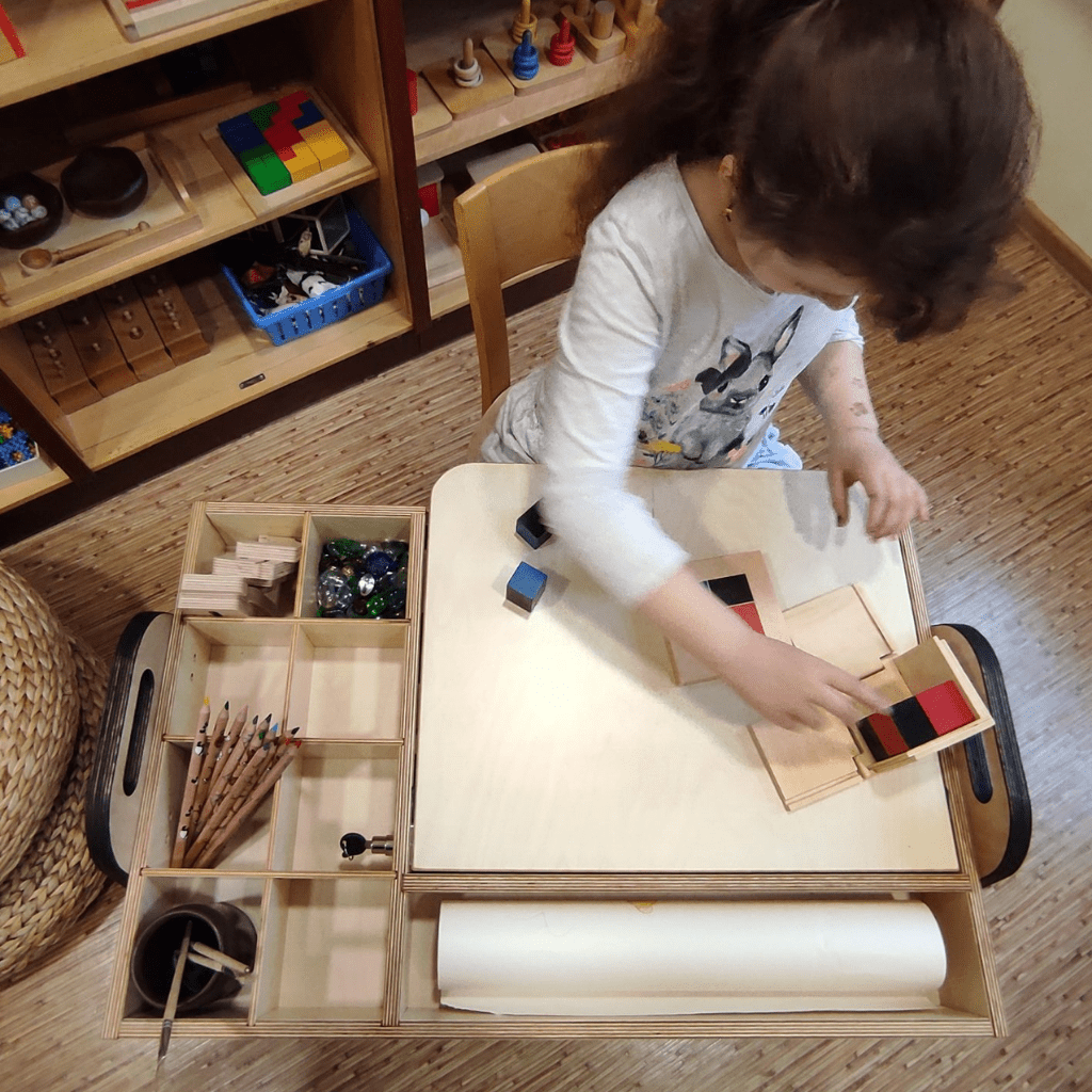 Ensemble Bureau & Chaise Évolutif "Julle" – Set Créatif & Sensoriel (2 - 10 ans) - Rose Framboise en | Decoração Tinitto – Fabrication européenne