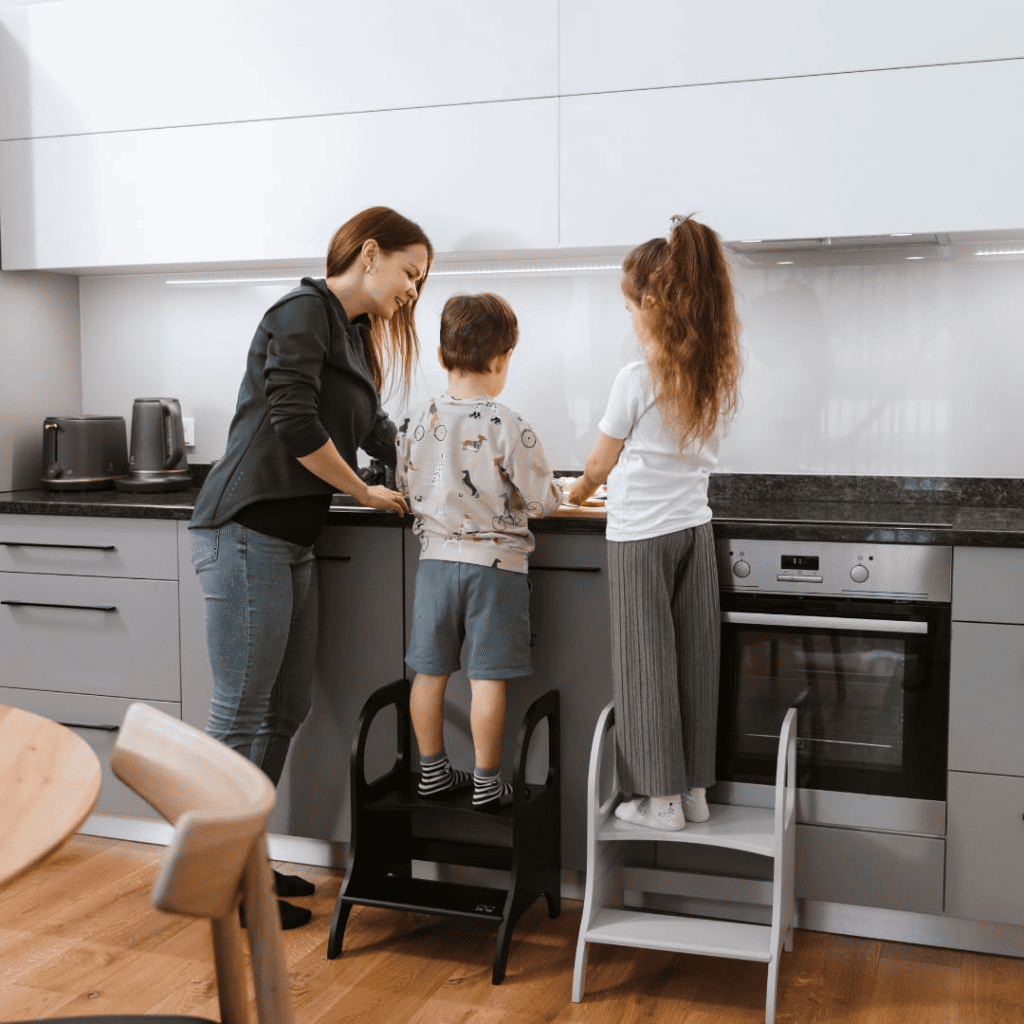 Taburete con escalón escalable para niños MIIMO® en BurlyWood | Motricidade Tinitto – Fabricación europea