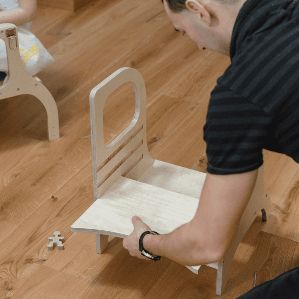 Taburete con escalón escalable para niños MIIMO® en BurlyWood | Motricidade Tinitto – Fabricación europea