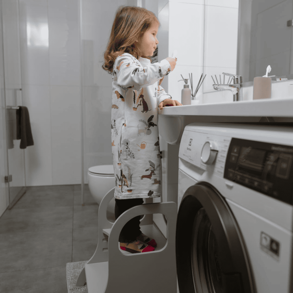 Taburete con escalón escalable para niños MIIMO® en BurlyWood | Motricidade Tinitto – Fabricación europea