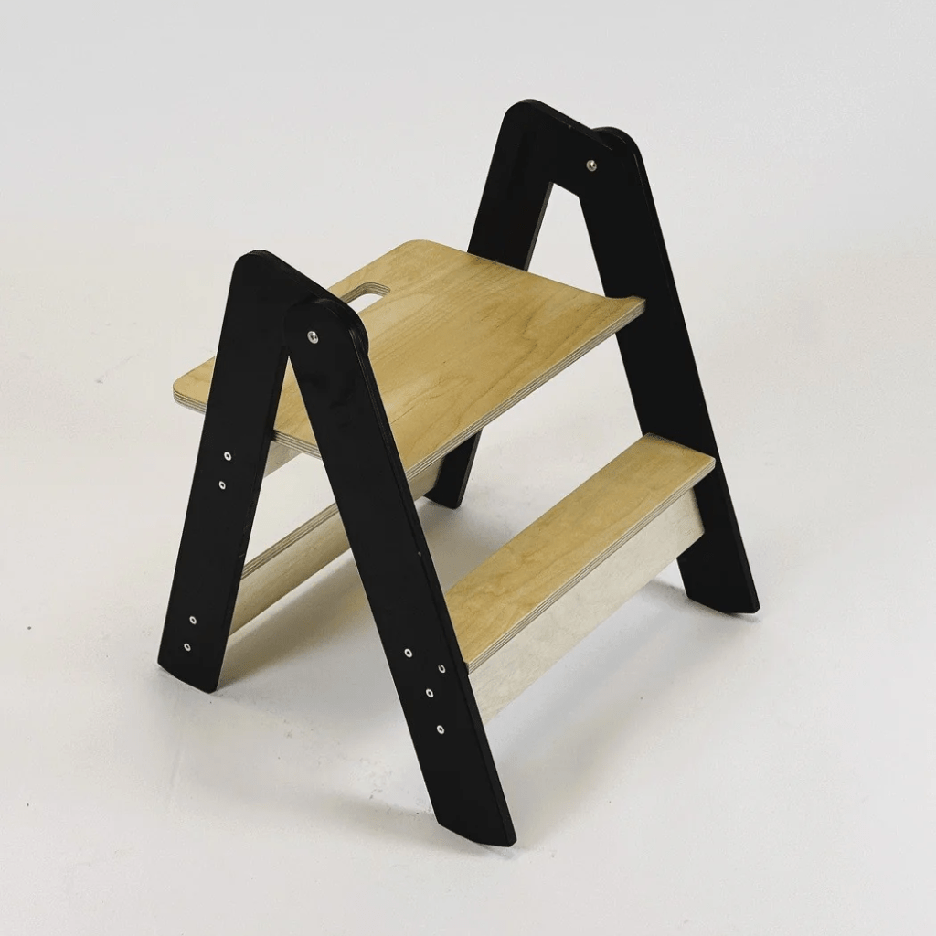Taburete infantil pequeño de madera en color negro | Motricidade Tinitto – Fabricación europea