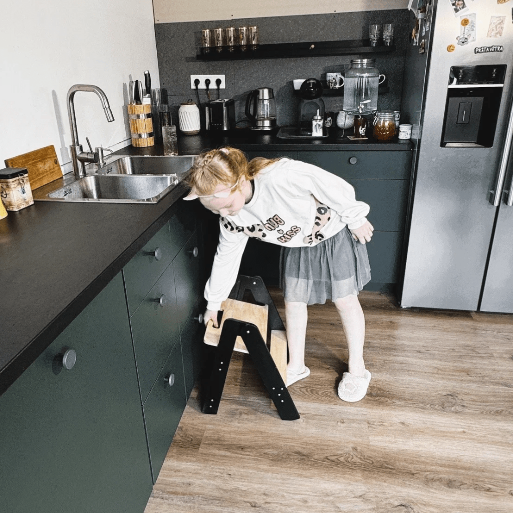 Taburete infantil pequeño de madera en color negro | Motricidade Tinitto – Fabricación europea