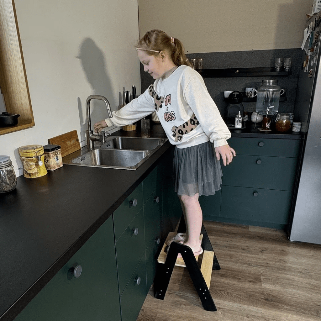 Taburete infantil pequeño de madera en color negro | Motricidade Tinitto – Fabricación europea