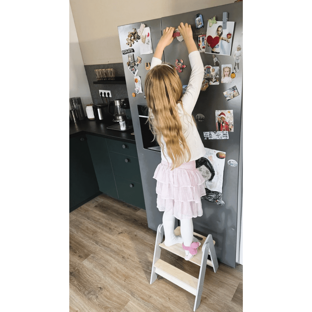 Taburete infantil pequeño de madera en color negro | Motricidade Tinitto – Fabricación europea