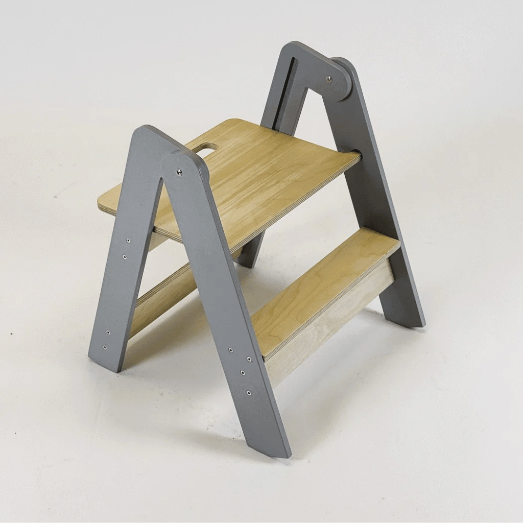 Taburete infantil pequeño de madera en gris | Motricidade Tinitto – Fabricación europea