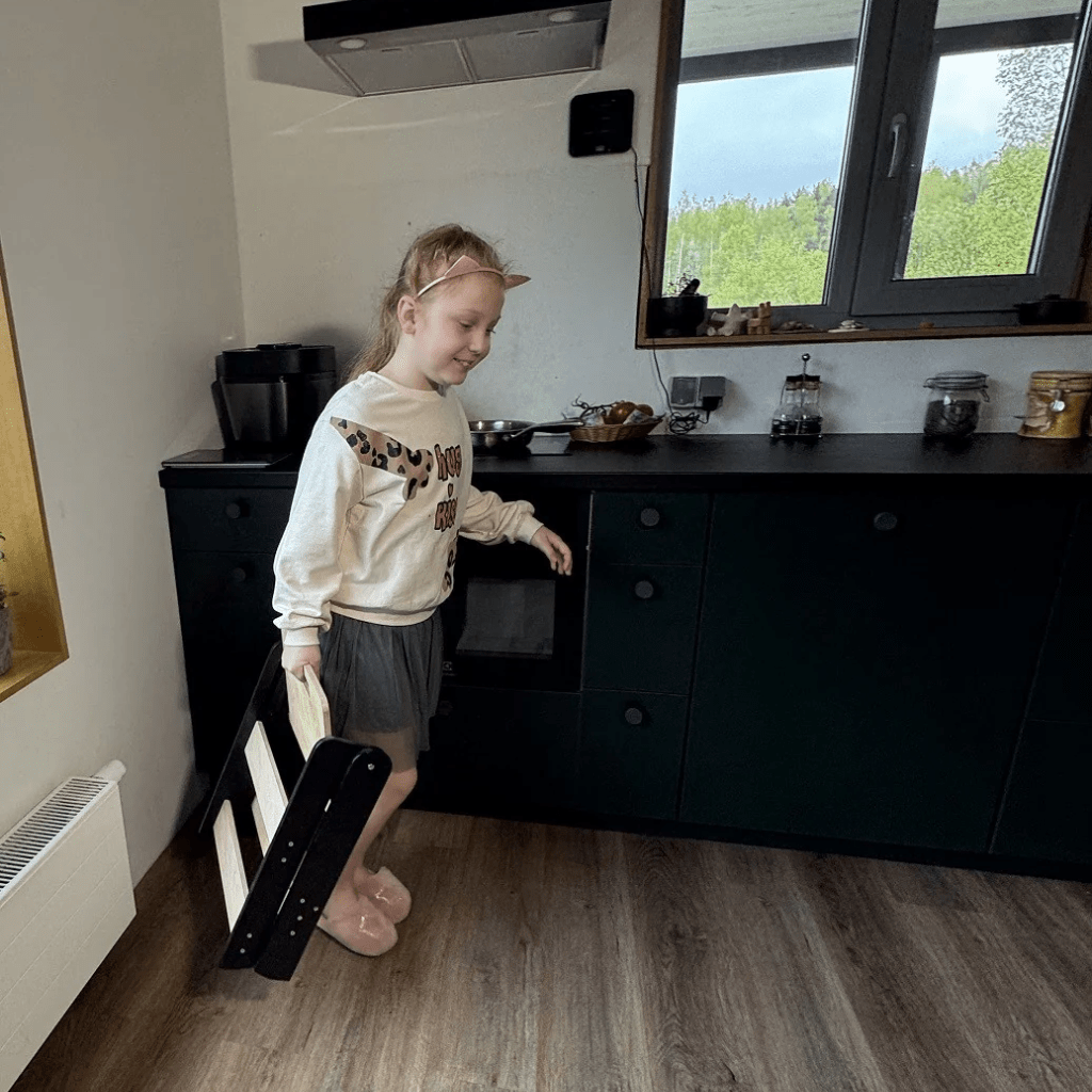 Taburete infantil pequeño de madera en color blanco | Motricidade Tinitto – Fabricación europea