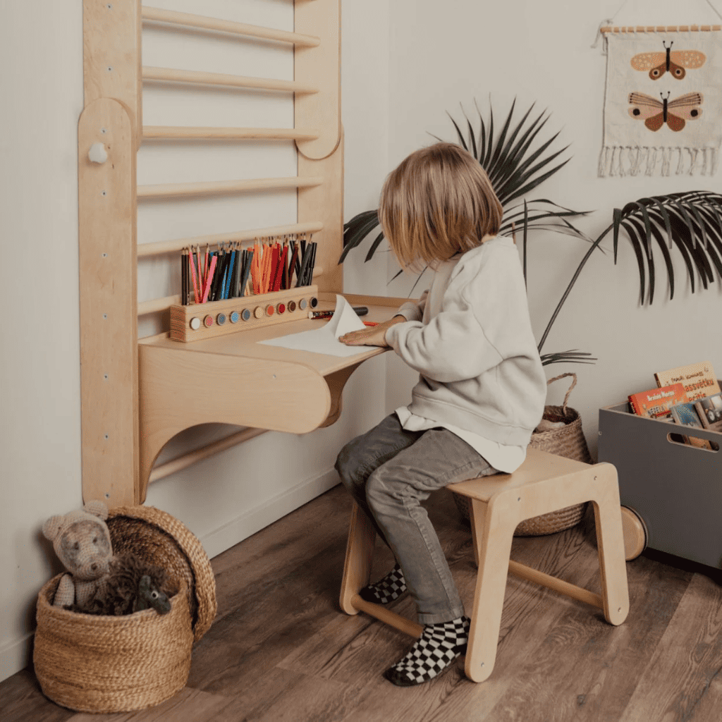 Mesa e Cadeira para o Muro Sueco em | Motricidade Tinitto – Fabricação europeia