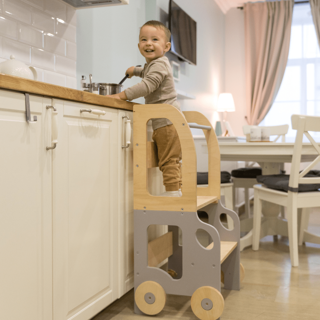 Tour d'Observation Convertible "Little Car" – Bureau & Marchepied 2 - en - 1 en Gris/Bois | Motricidade Tinitto – Fabrication européenne