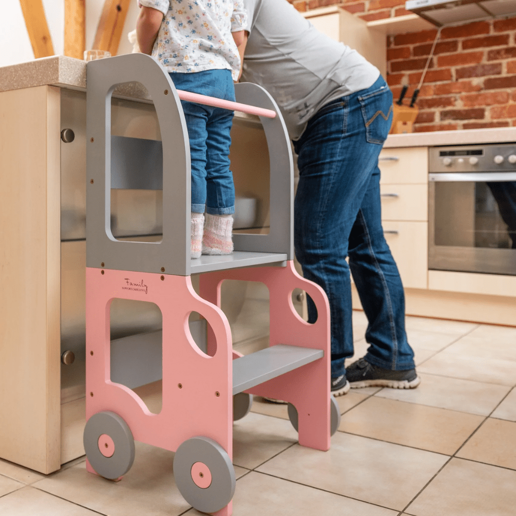 Tour d'Observation Convertible "Little Car" – Bureau & Marchepied 2 - en - 1 en Pink | Motricidade Tinitto – Fabrication européenne