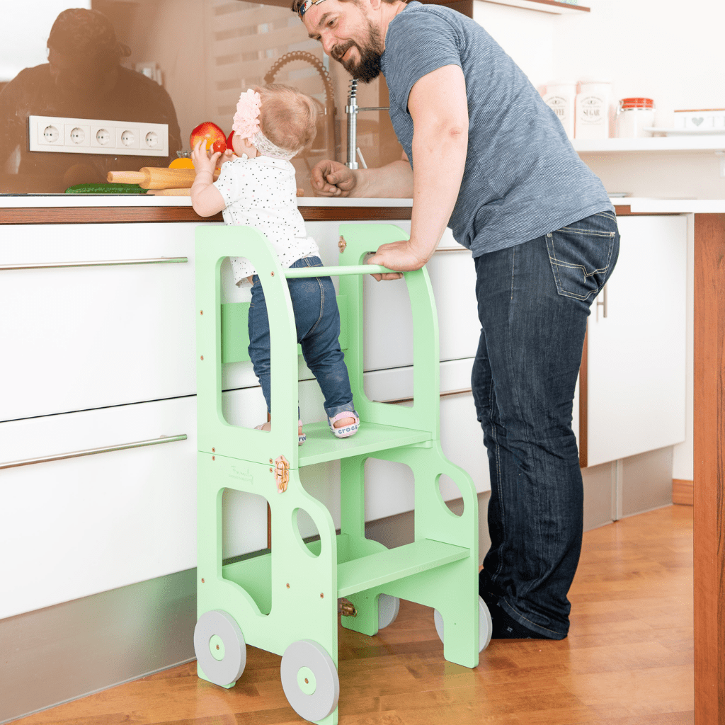 Tour d'Observation Convertible "Little Car" – Bureau & Marchepied 2 - en - 1 en Vert | Motricidade Tinitto – Fabrication européenne