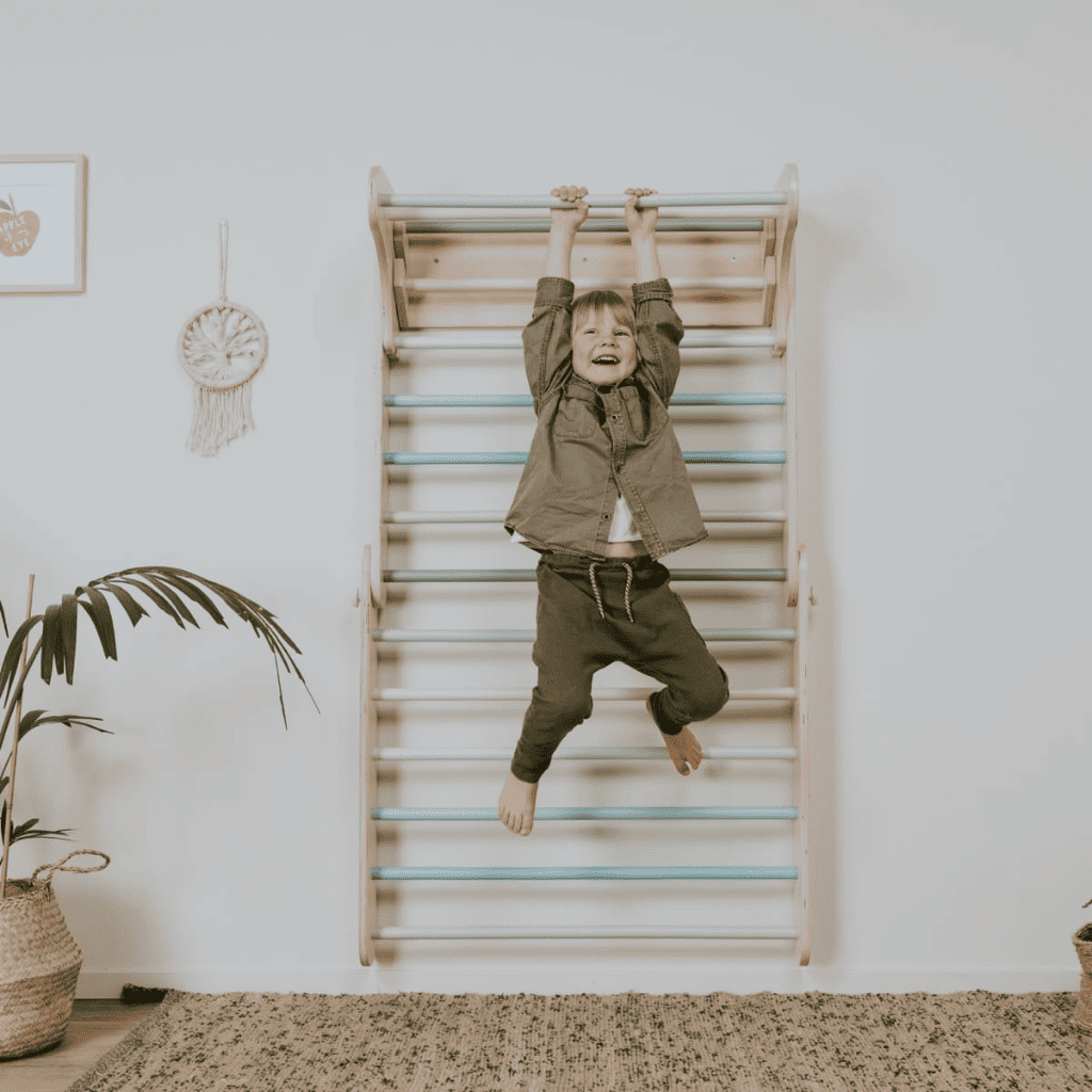 Triángulo de escalada Pikler con pared sueca en colores pastel | Motricidade Tinitto – Fabricación europea