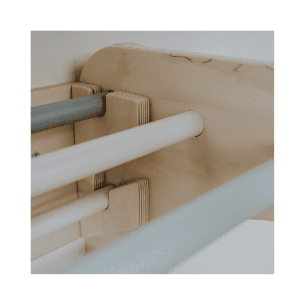 Triángulo de escalada Pikler con pared sueca de arcoíris | Motricidade Tinitto – Fabricación europea