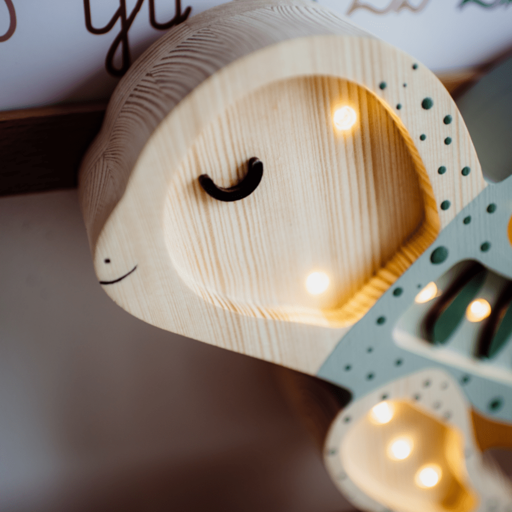 Veilleuse Tortue en Bois de Pin en Ocean | Conforto Tinitto – Fabrication européenne