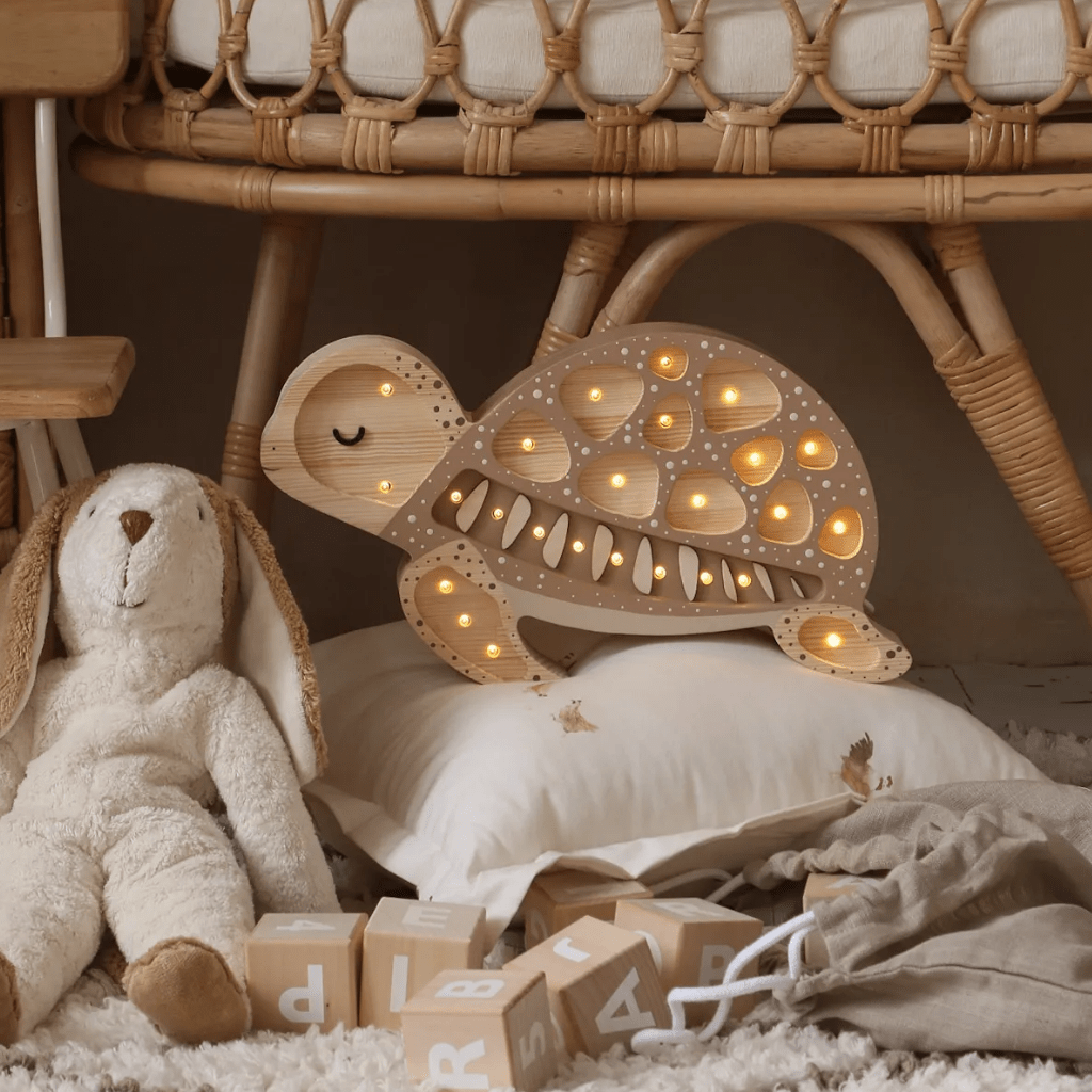 Veilleuse Tortue en Bois de Pin en Ocean | Conforto Tinitto – Fabrication européenne