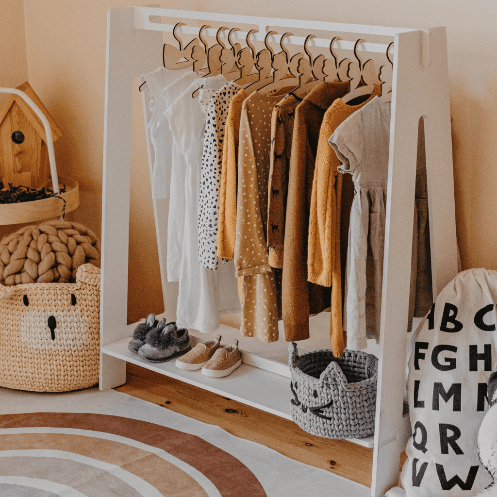 Rodamiento Montessori con Perchas Versión 1 en Gris | Decoración Tinitto – Fabricación europea