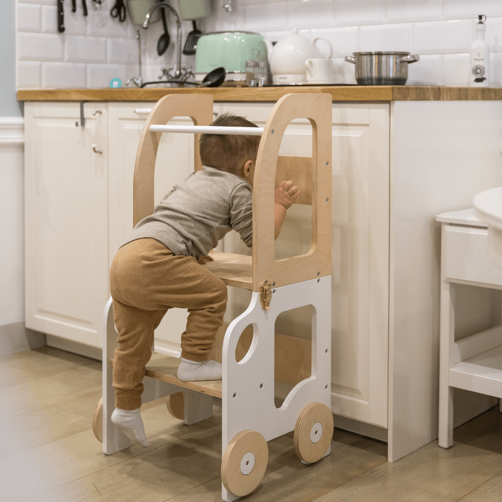 Tour d'Observation Convertible "Little Car" – Bureau & Marchepied 2 - en - 1 en Blanc/Bois | Motricidade Tinitto – Fabrication européenne