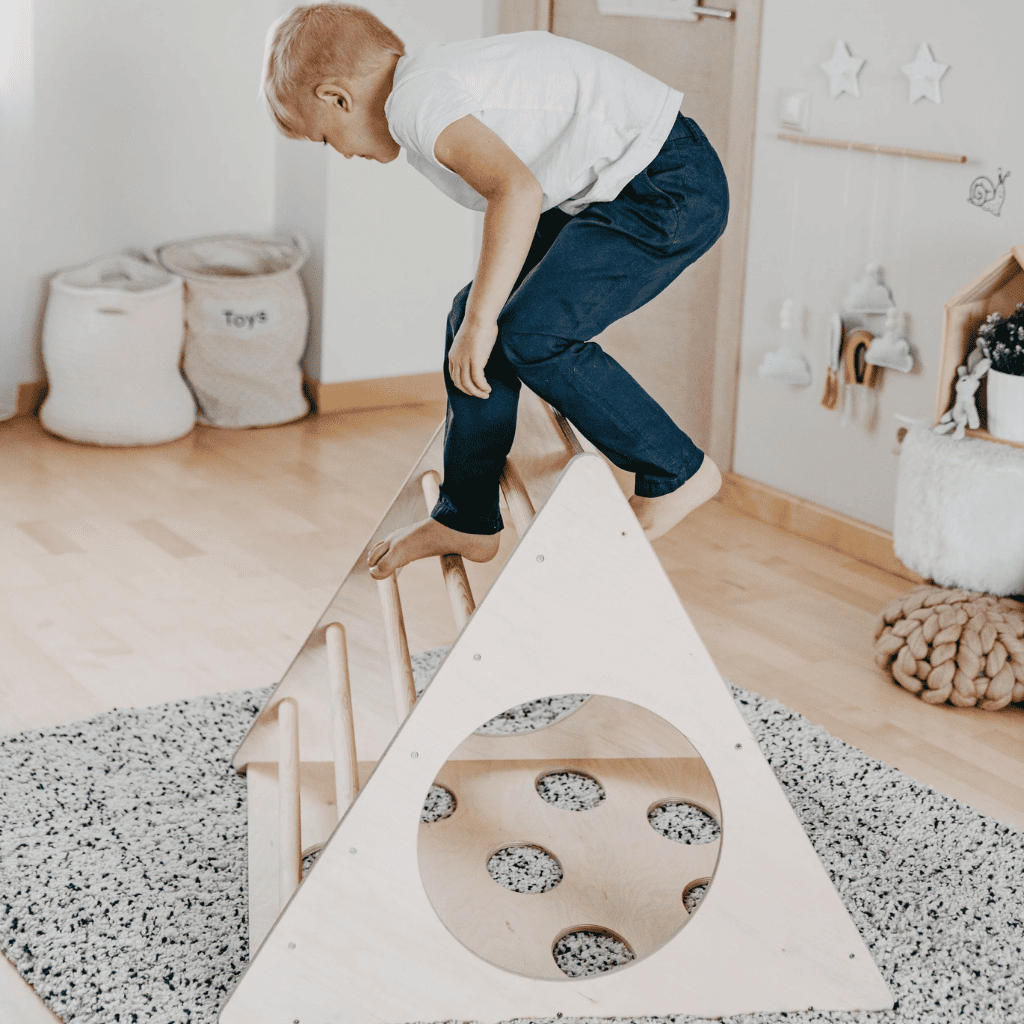 Triángulo de escalada Montessori en | Motricidade Tinitto – Fabricación europea