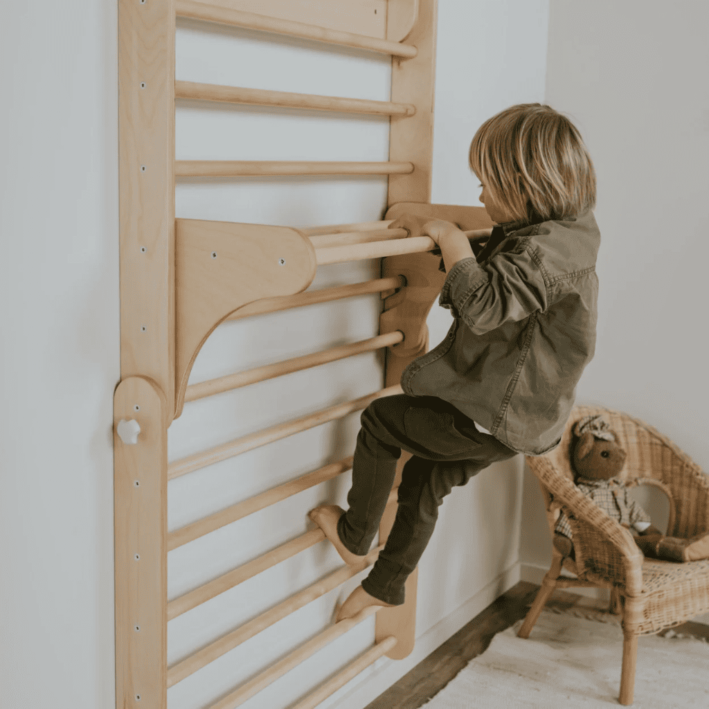 Triángulo de escalada Pikler con pared sueca en colores pastel | Motricidade Tinitto – Fabricación europea