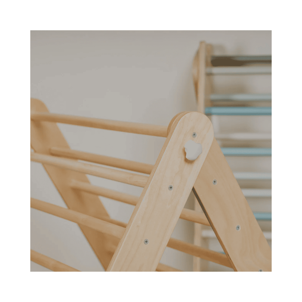 Triángulo de escalada Pikler con pared sueca de arcoíris | Motricidade Tinitto – Fabricación europea